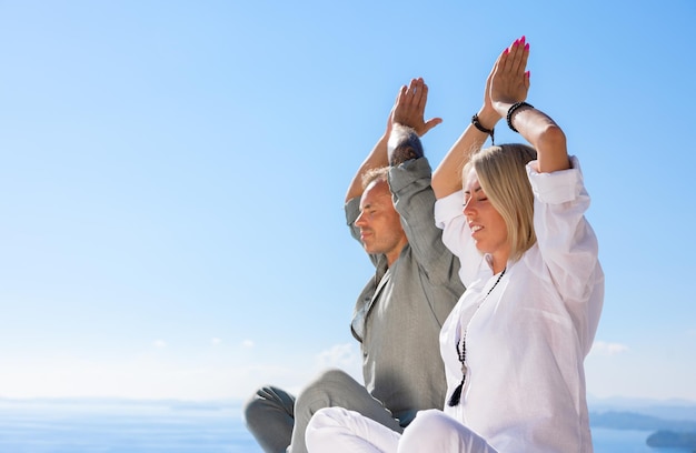 La donna e l'uomo praticano la meditazione all'aperto