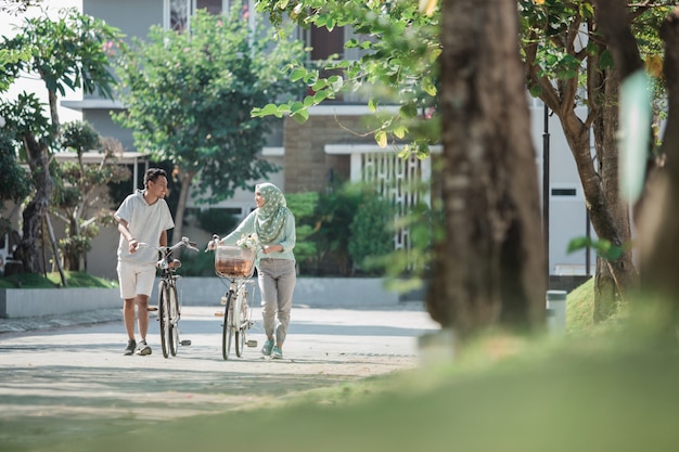 女と男が自転車に乗って