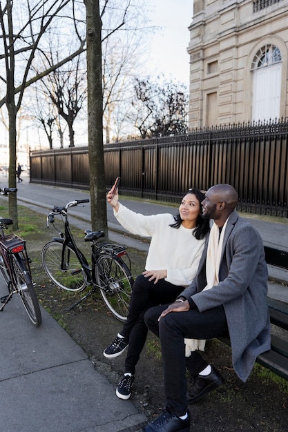 Donna e uomo che si fanno selfie in città in francia