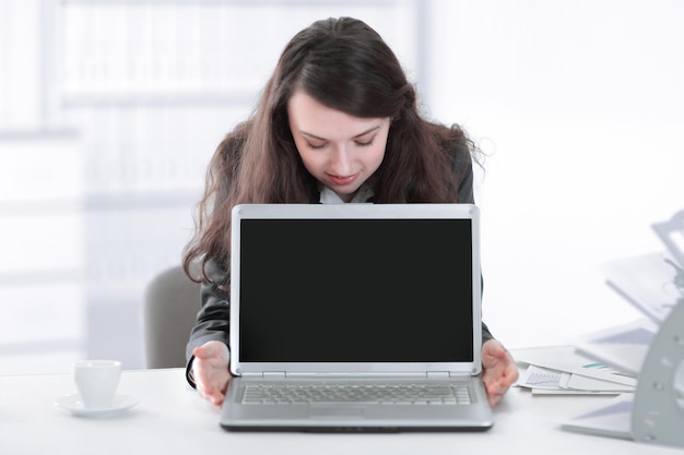 Женщина-менеджер показывает на ноутбуке