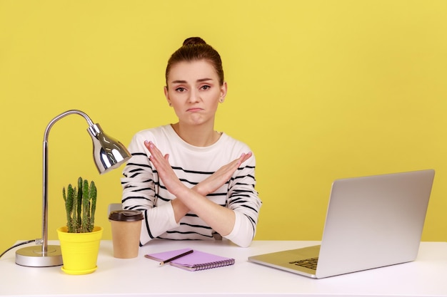 Lavoratrice manager donna che incrocia le mani mostrando il segno x che rifiuta e termina le molestie sessuali sul lavoro