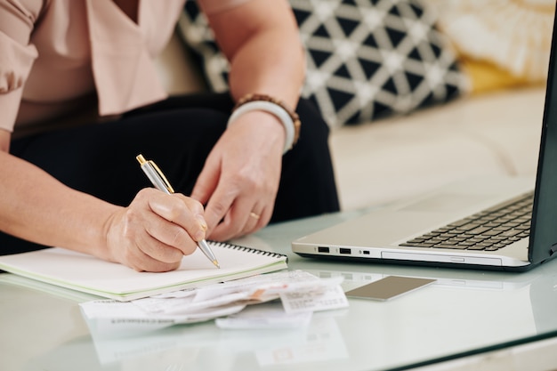 Photo woman managing her budget