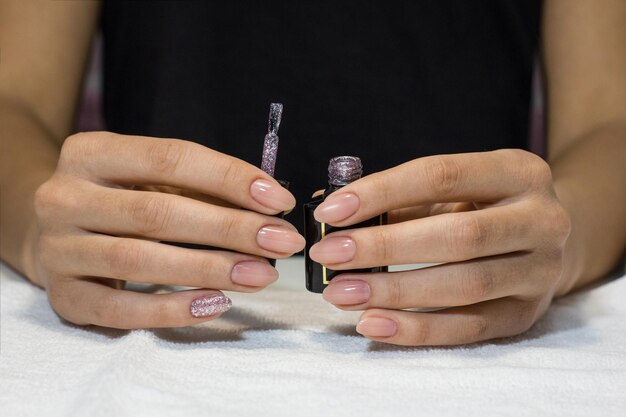 Photo woman manicure with bright gel