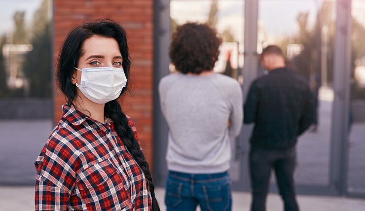 Photo woman in mask keeping social distance in queue