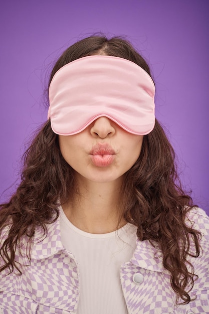 Foto donna in maschera che manda un bacio