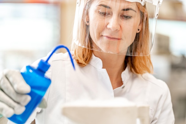 Женщина в маске студентка факультета естественных наук университета 39 проводит биохимические исследования в лаборатории