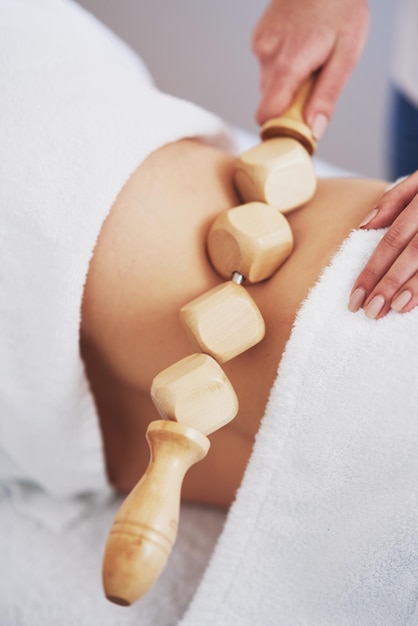 Photo woman at massage therapy with wooden tools