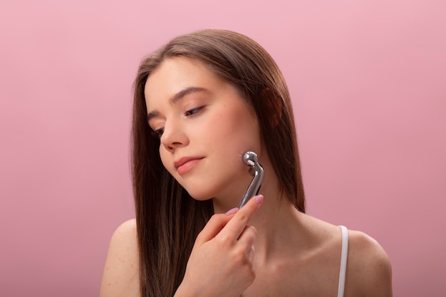 Photo woman massaging face front view