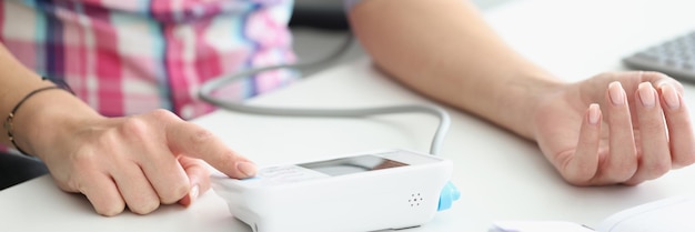 電気デジタル眼圧計の健康管理と医学の概念で血圧を測定する女性
