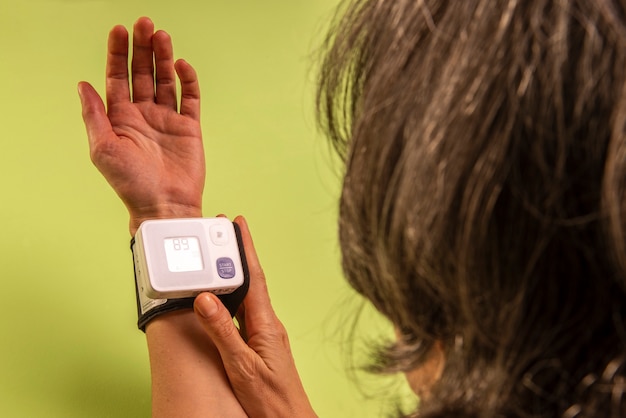 Photo woman measuring her blood pressure.