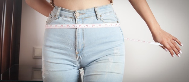 Photo woman measuring her buttocks in the home