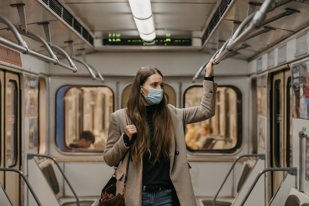 地下鉄の駅で医療用フェイスマスクをしている女性