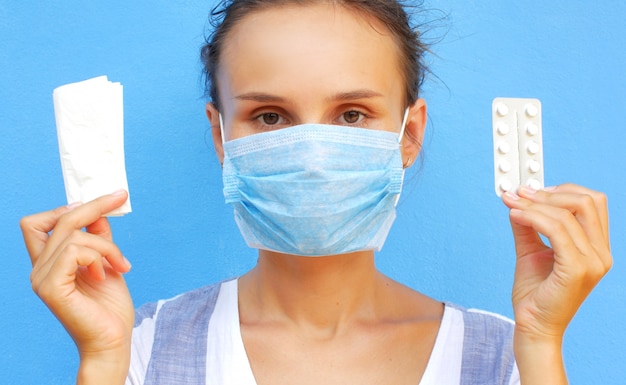 Foto una donna in una mascherina medica con le pillole