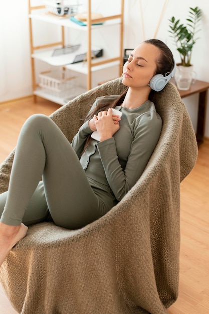 Photo woman meditating at home on chair