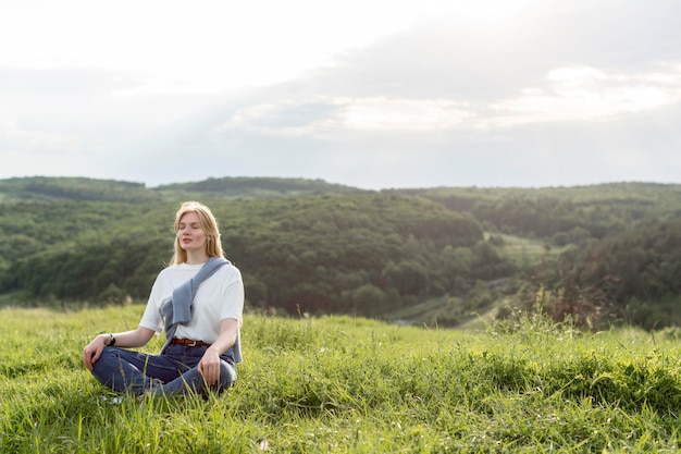 Donna che medita in natura