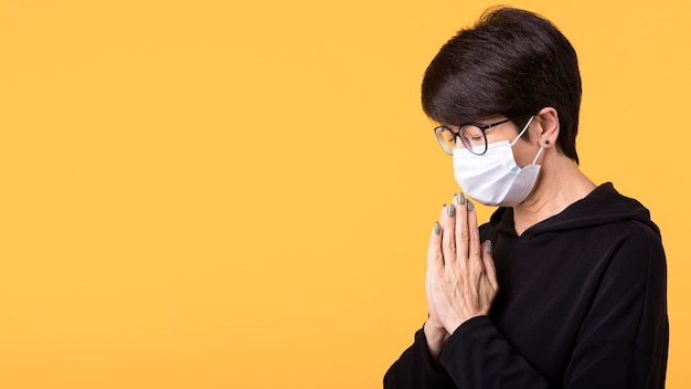 Photo woman meditating while wearing a medical mask with copy space