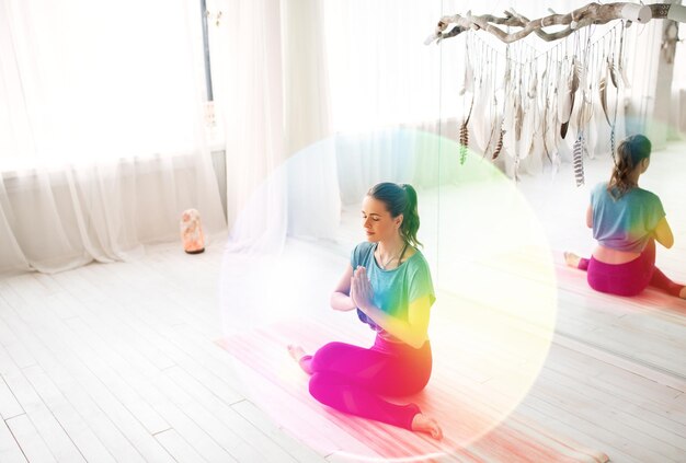 Photo woman meditating at yoga studio