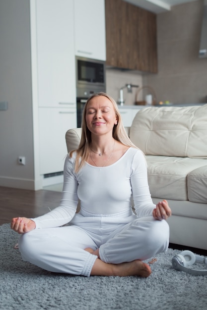 Photo woman in meditation pose at home me time and wellness concept