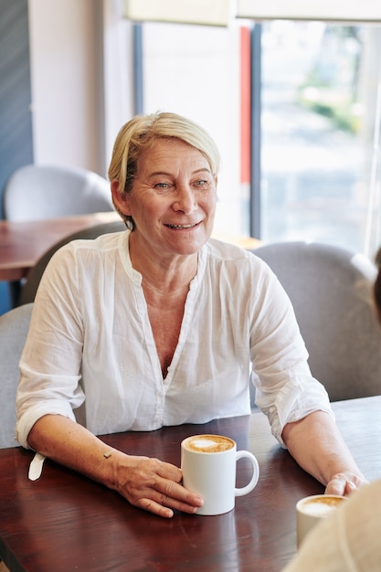 Woman meeting with friend in coffeeshop