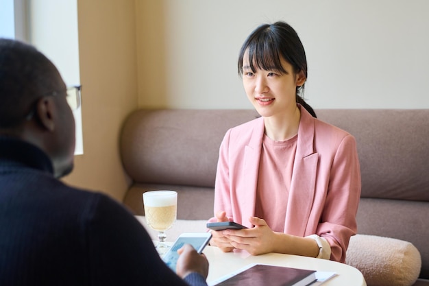 Incontro di donna con l'uomo al caffè