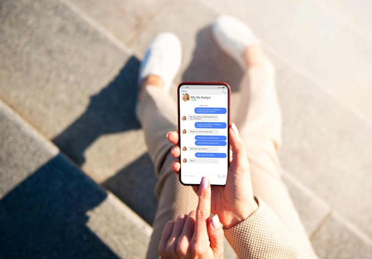 Photo woman messaging with her friend on phone