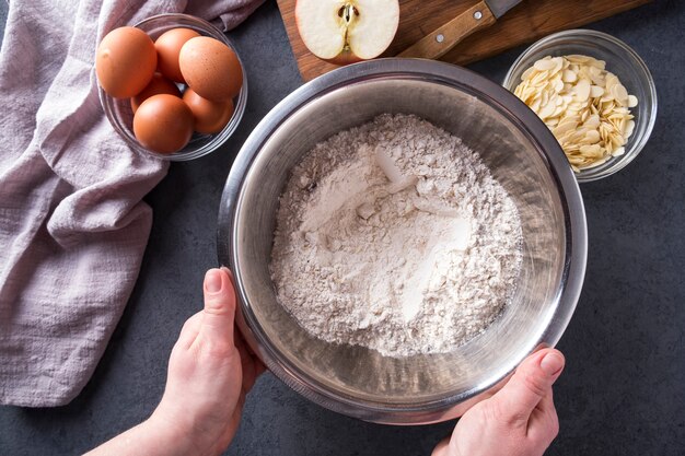 여자는 사과 파이 재료를 섞는다. 신선한 파이 제빵 재료. 평면도