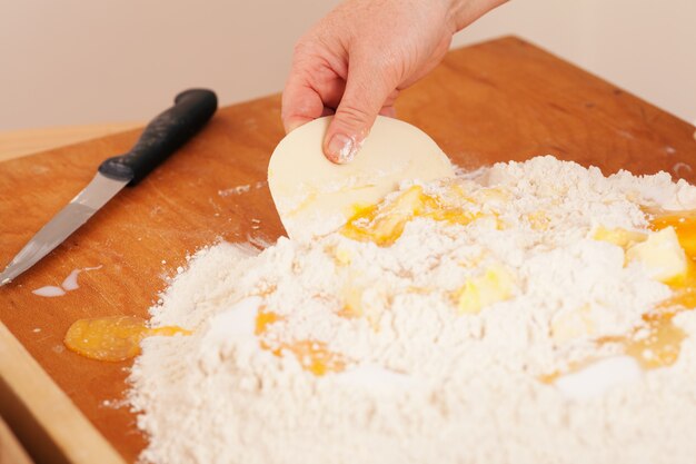 Photo woman mixing dough