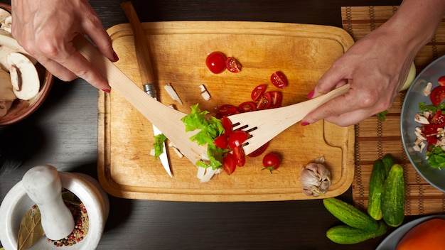 Donna mescolando un'insalata sana in cucina