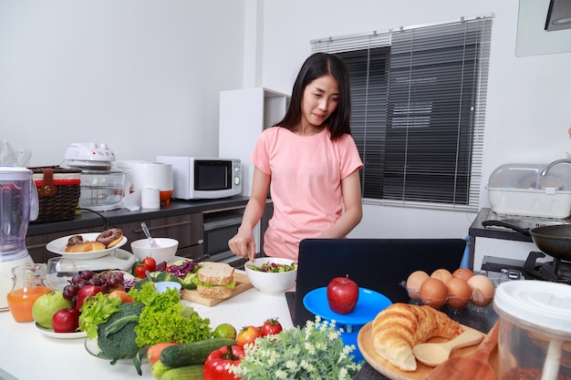 女、サラダ、調理、ラップトップ、キッチン、料理