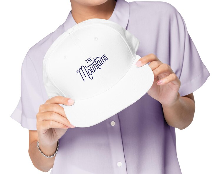 Photo woman mockup holding white cap fashion shoot