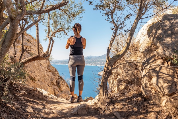 写真を撮り、風景を観察する山の女性