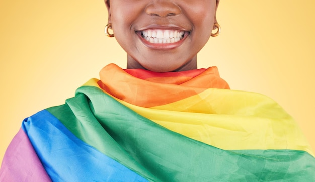 写真 笑顔の歯のためのスタジオの女性の口のクローズアップと虹の旗、または黄色の背景に含めることに満足 レズビアンの女の子の布または lgbtq 平等ゲイプライドのための布、または署名または投票に興奮