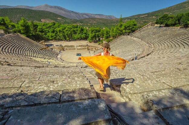 Foto donna che scende le scale dell'anfiteatro