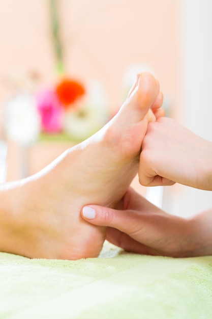 Photo woman in nail salon receiving foot massage