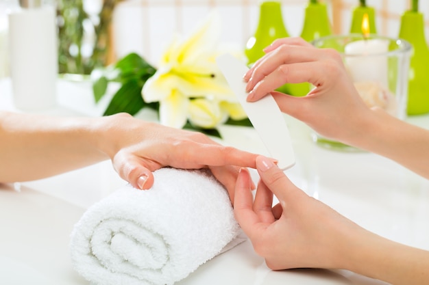 Photo woman in nail salon receiving manicure