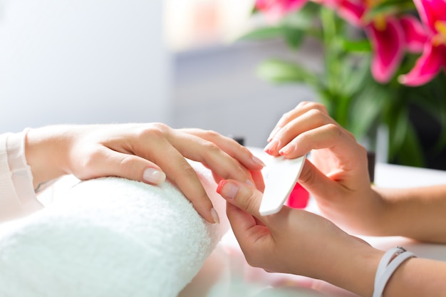 Photo woman in nail salon receiving manicure