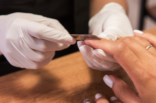 Photo woman in a nail salon