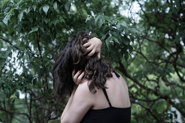 Photo woman in nature being upset