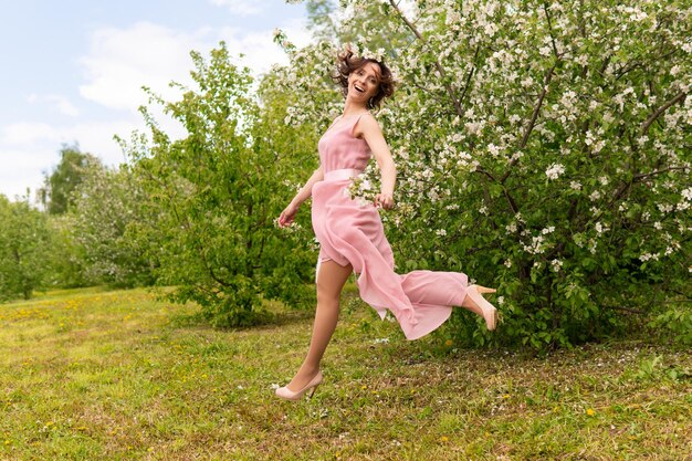 Женщина возле цветущего весеннего дерева Романтическое счастливое настроение