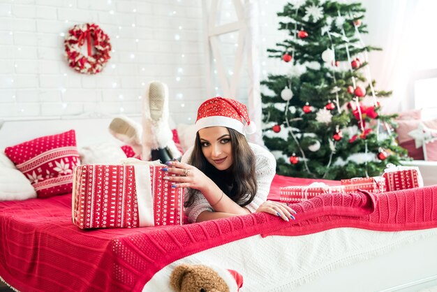 Donna vicino all'albero di natale in studio