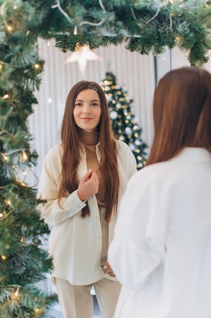 Donna vicino all'albero di natale