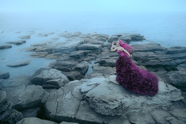 Donna vicino al mare nebbioso