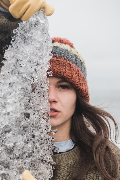 アイスランドの氷河の近くの女性