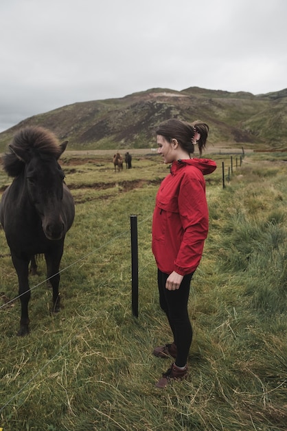 アイスランドの馬の近くの女性