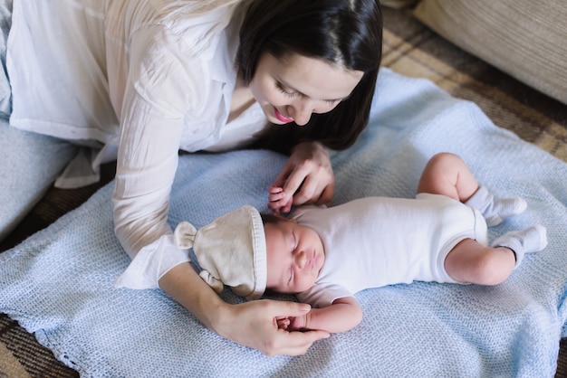 女性と生まれたばかりの少年