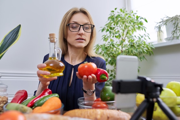 健康的な食品栄養についてのビデオを録画している女性栄養士