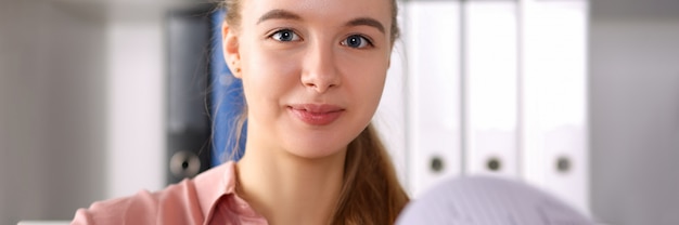 Foto la donna in ufficio analizza e prende appunti sulla relazione