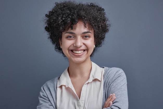 Foto donna in ufficio usa il telefono sul posto di lavoro al portatile