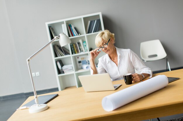 Photo woman in the office