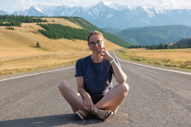 Woman om the chuysky trakt road in the altai mountains one of the most beautiful road in the world